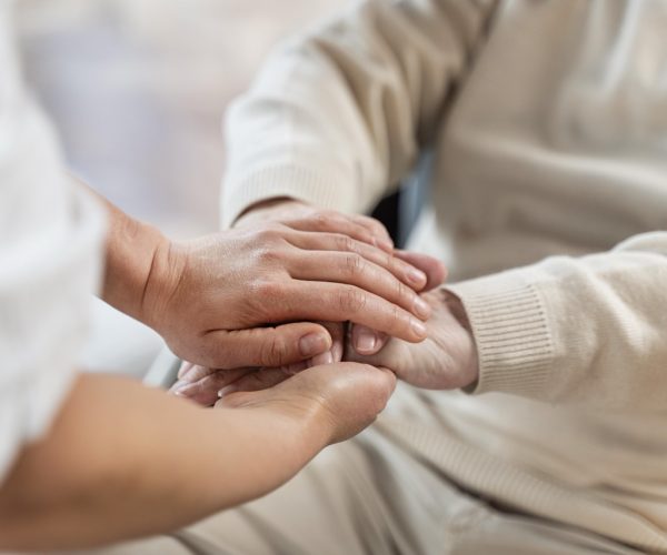 doctor-holding-hands-with-senior-patient 크게