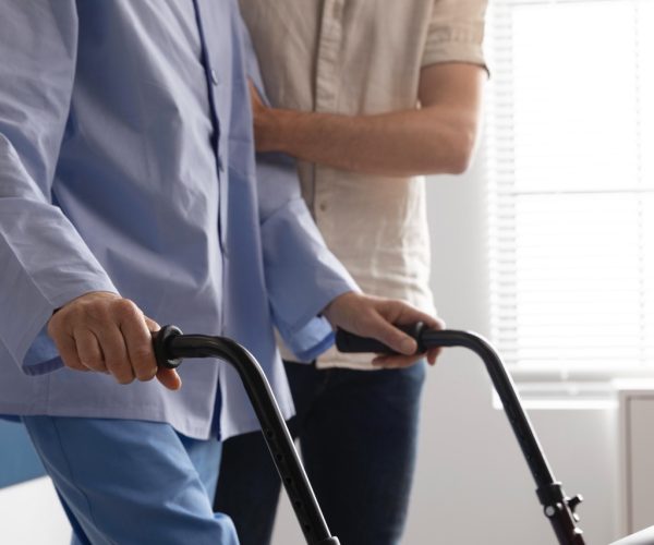 health-assistant-with-female-patient 크게